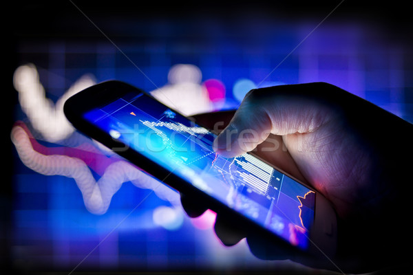 Mobiele wereldwijde business persoon mobiele telefoon track echt Stockfoto © solarseven