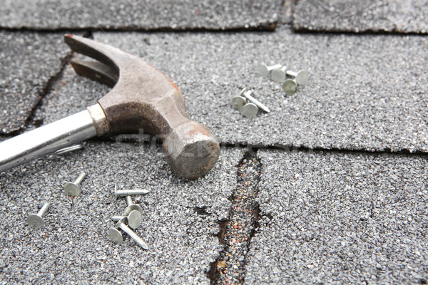 Stock foto: Dach · Reparatur · Hammer · Nägel · beschädigt