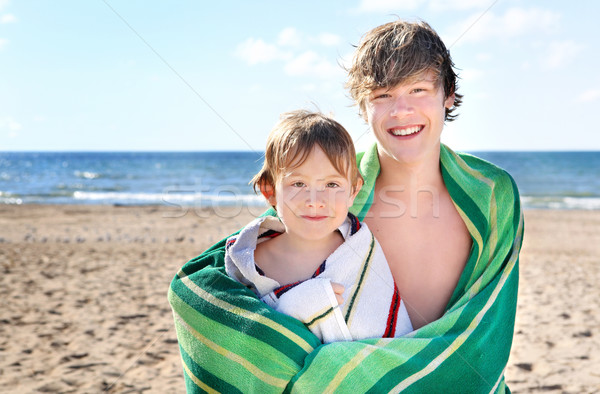 пляж два братья полотенце счастливым песок Сток-фото © soupstock