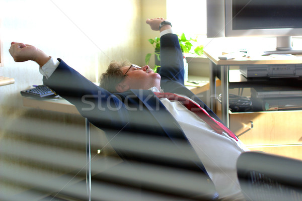 Befejezés hosszú nap üzletember nyújtás belső Stock fotó © soupstock