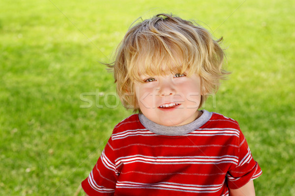 Lächelnd Vorschule Junge Sitzung außerhalb Stock foto © soupstock