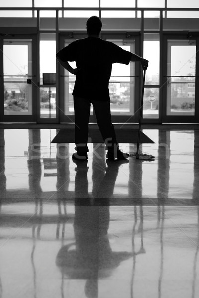 Reflecţie siluetă om în picioare curăţa Imagine de stoc © soupstock