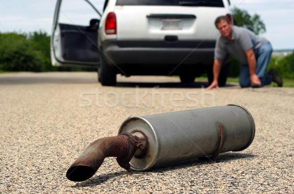 Auto Problem Mann Boden Aussehen zurück Stock foto © soupstock
