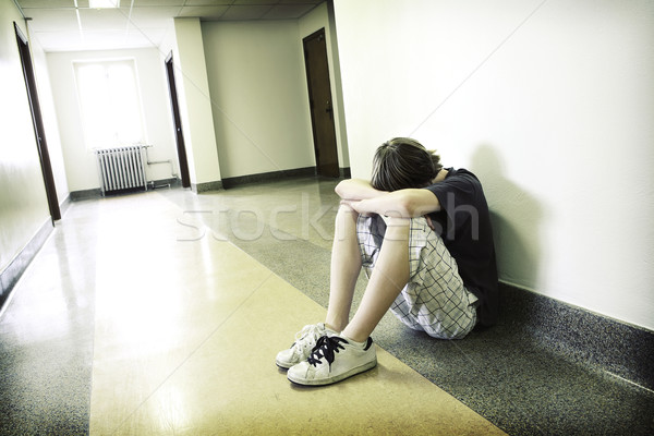 鬱悶 青少年 男孩 看 門廳 商業照片 © soupstock