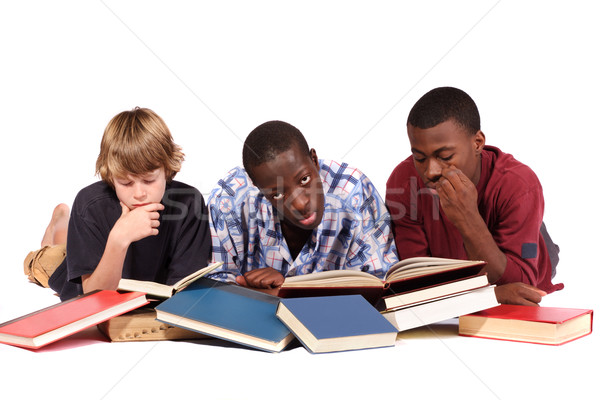 Studiu doua băieţi studia băiat mijloc Imagine de stoc © soupstock
