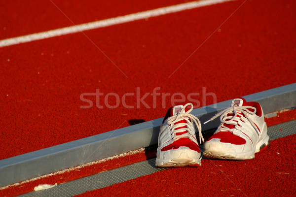 Laufschuhe Paar sitzen neben Länge Tennis Stock foto © soupstock