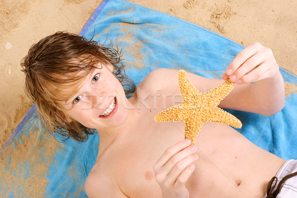 Wakacje chłopca ręcznik plażowy Rozgwiazda młodzieży Zdjęcia stock © soupstock