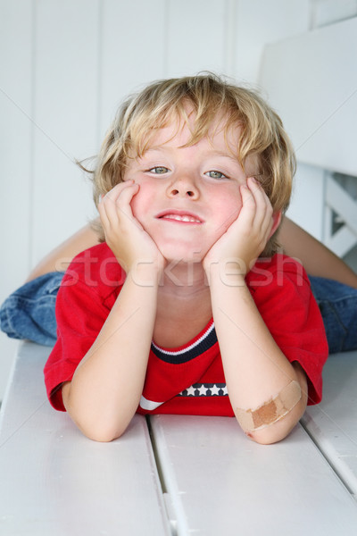 Foto stock: Sorridente · menino · cotovelo · feliz · criança · criança