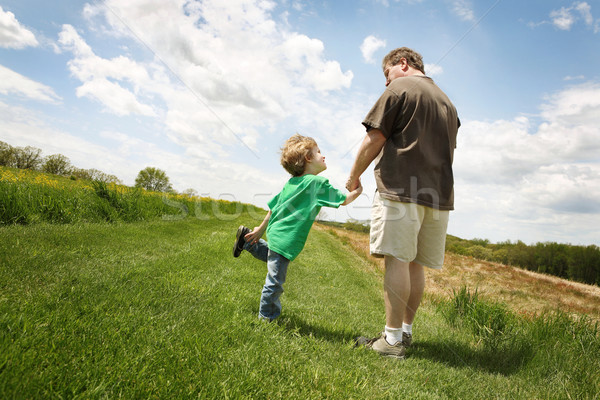 Me papà figlio di padre piedi campo Foto d'archivio © soupstock