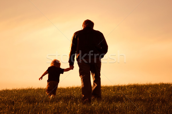 Engem enyém apa apa fia sétál kéz a kézben Stock fotó © soupstock