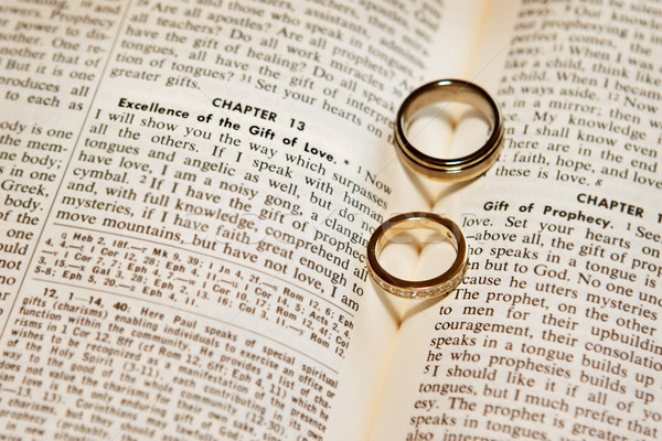 Anéis de casamento bíblia sombras dois forma corações Foto stock © soupstock