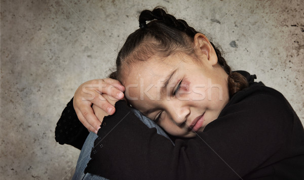 Kindesmissbrauch junge Mädchen konkrete Wand schwarz Auge Stock foto © soupstock