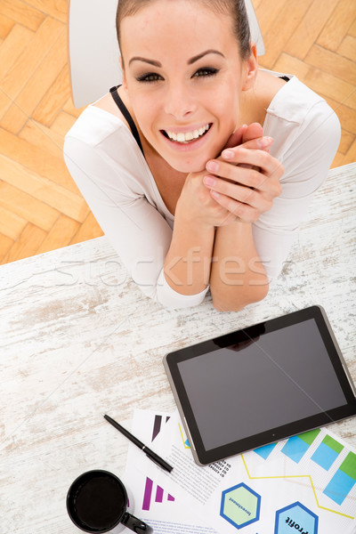 Fejlődő üzlet terv fiatal felnőtt nő táblagép Stock fotó © Spectral