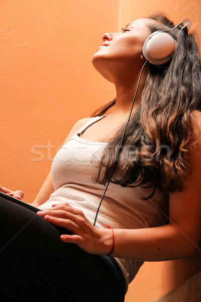 Melancholijny klatka schodowa młoda kobieta słuchania muzyki posiedzenia Zdjęcia stock © Spectral