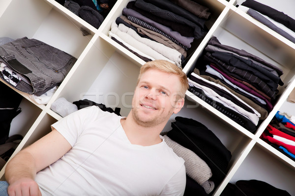 Jeune homme armoire séance mode modèle costume Photo stock © Spectral
