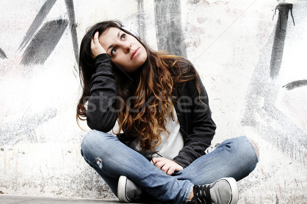 Búskomor zene fiatal nő hallgat ül járda Stock fotó © Spectral