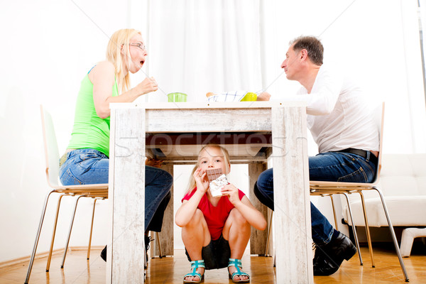 Foto d'archivio: Ragazza · mangiare · cioccolato · tavola · famiglia · bambini