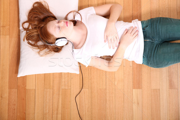 Ascultare muzică tineri fată podea Imagine de stoc © Spectral