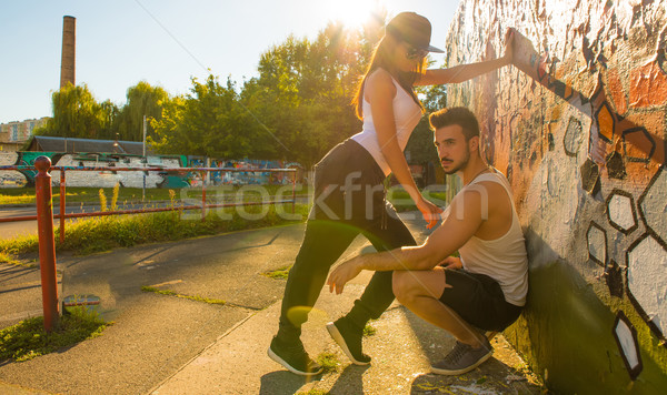 Em pé parede urbano ambiente jovem Foto stock © Spectral