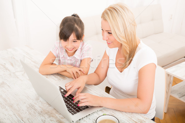 Anya lánygyermek laptop otthon néz üzlet Stock fotó © Spectral