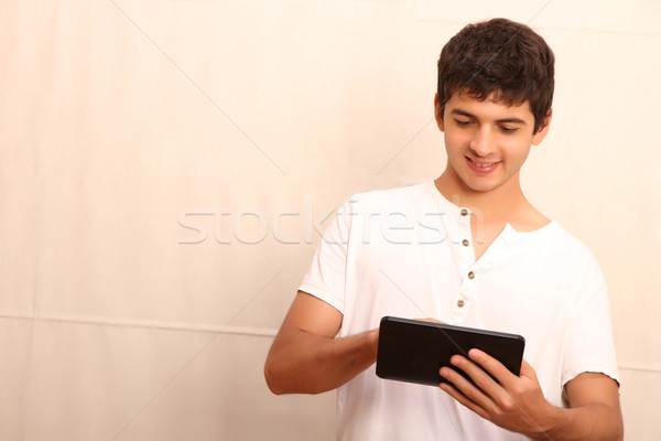 Młodych człowiek gry twarz skupić Zdjęcia stock © Spectral