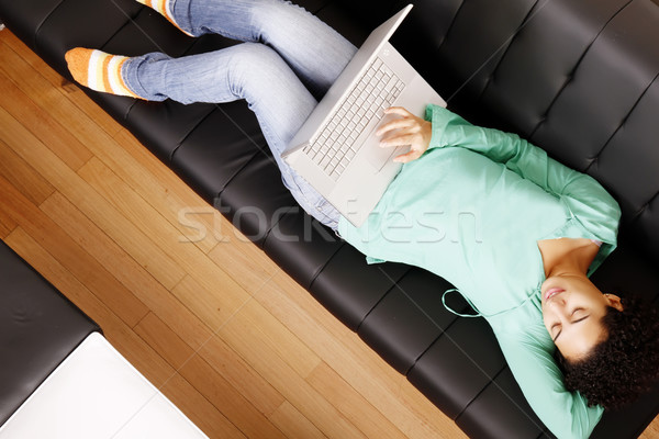 Surfe sofá jovem mulher internet laptop Foto stock © Spectral
