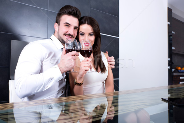 Romantyczny para szkła wina jadalnia szczęśliwy Zdjęcia stock © Spectral