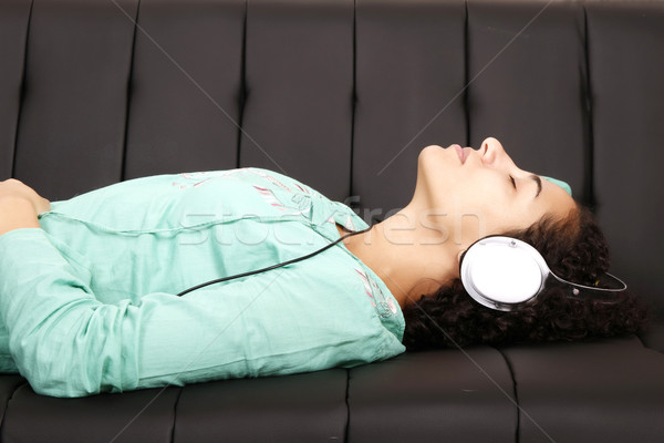 Escuta música mulher relaxante sofá menina Foto stock © Spectral