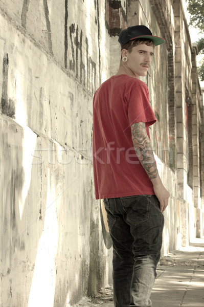 [[stock_photo]]: Rapper · mur · jeunes · homme · graffitis