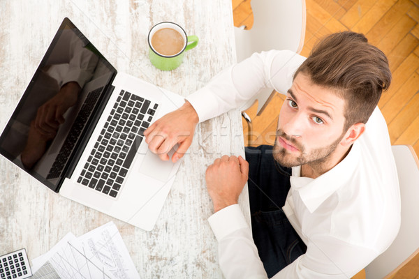 Foto stock: De · trabajo · casa · joven · ordenador · portátil · ordenador · café