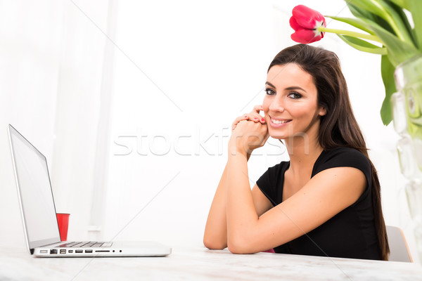 Jovem bela mulher alegremente usando laptop casa computador Foto stock © Spectral