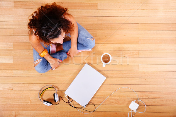 [[stock_photo]]: Séance · étage · fille · portable · ordinateur · femme