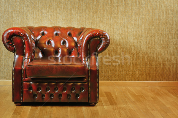 Fotoliu vechi antic perete scaun retro Imagine de stoc © SRNR