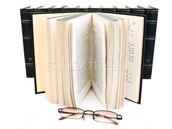 Foto d'archivio: Libro · aperto · occhiali · libri · fila · bianco · scuola