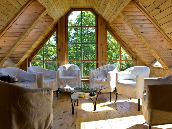 Interior sticlă tabel alb casă lemn Imagine de stoc © SRNR