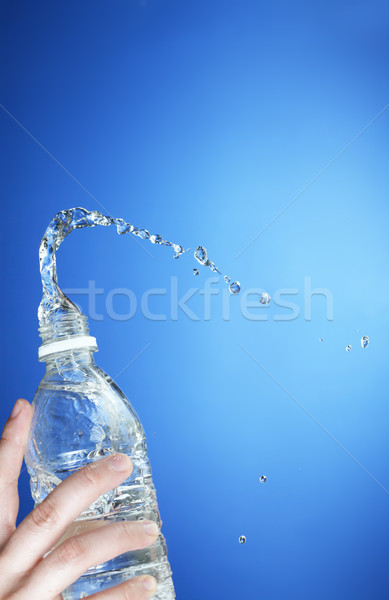 Acqua fuori bottiglia d'acqua mano luce Foto d'archivio © SSilver