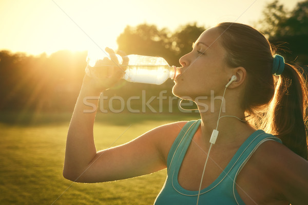 Pitnej sportu młoda kobieta woda pitna uruchomić niebo Zdjęcia stock © Steevy84
