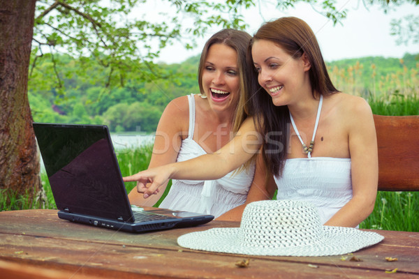 Wakacje Internetu dwa młoda kobieta posiedzenia molo Zdjęcia stock © Steevy84