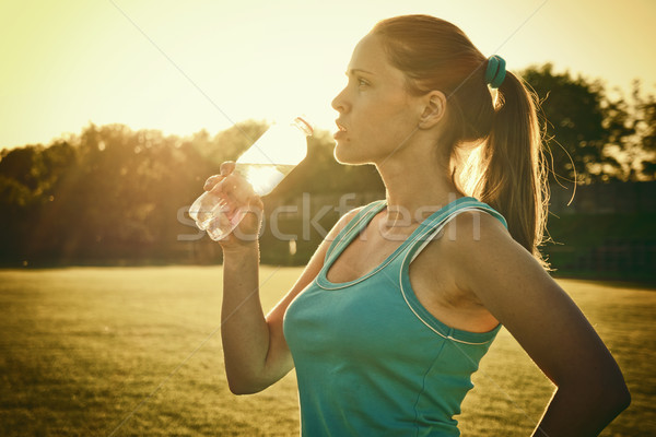 Sportu wygaśnięcia młoda kobieta woda pitna uruchomić niebo Zdjęcia stock © Steevy84