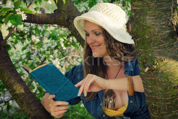 Stok fotoğraf: Okuma · bahçe · genç · kadın · kitap · kadın · çiçekler