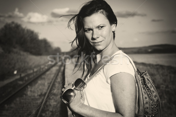 Czeka pociągu młoda kobieta stałego kolej żelazna pokład Zdjęcia stock © Steevy84