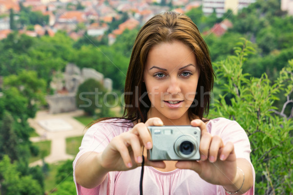 Touristiques belle jeune femme photo arbre Photo stock © Steevy84