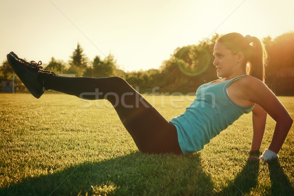 Sportu wygaśnięcia młoda kobieta boisko niebo trawy Zdjęcia stock © Steevy84
