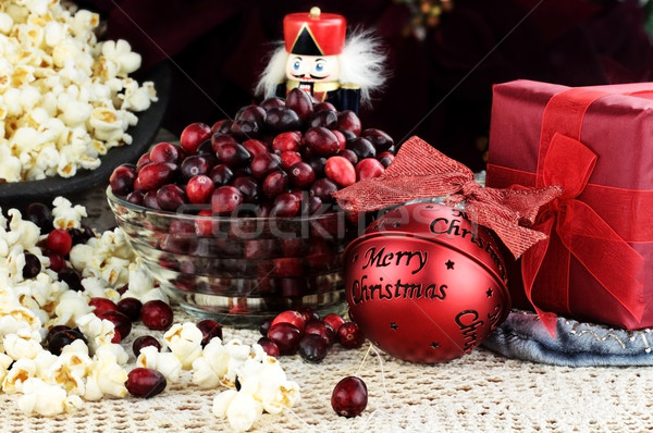 Weihnachten string Popcorn Preiselbeeren Schüssel Stock foto © StephanieFrey