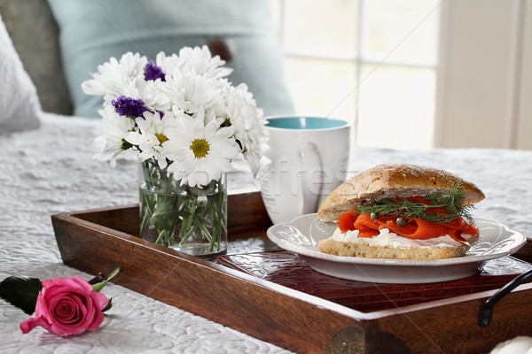 Somon mic dejun pat flori servit Imagine de stoc © StephanieFrey