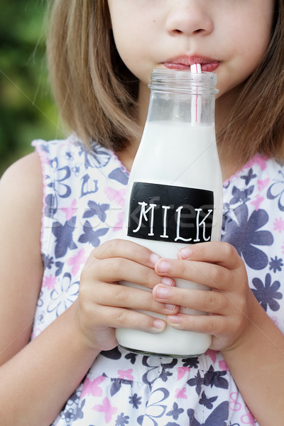 Bambina bere latte bottiglia poco profondo campo Foto d'archivio © StephanieFrey