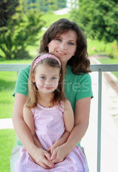 Madre hija retrato 40s jóvenes tomados de las manos Foto stock © StephanieFrey