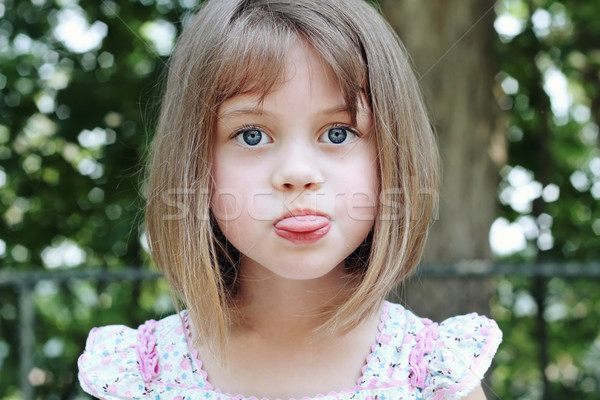 Prost copil afara limbă ochi frumuseţe Imagine de stoc © StephanieFrey