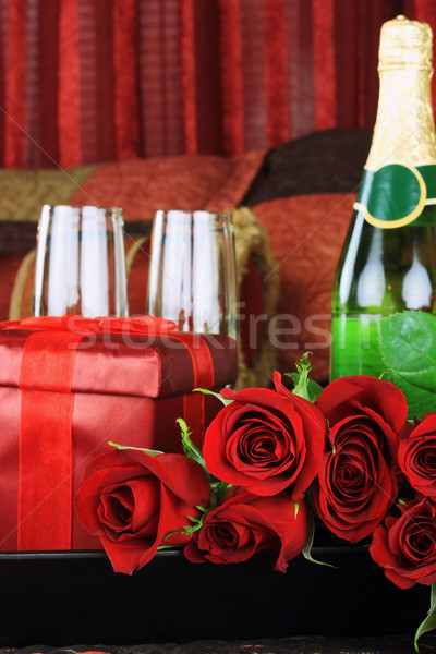 Roses rouges vin belle longtemps 	
tige cadeau Photo stock © StephanieFrey