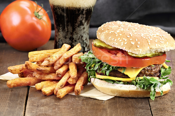Cheeseburger frites Hamburger Soda rustikal selektiven Fokus Stock foto © StephanieFrey